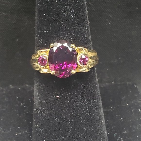 Elegant Gold and Pink Gemstone Ring - Picture 1 of 7